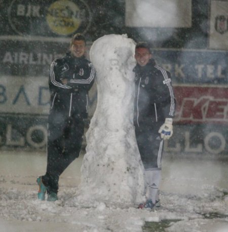 Beşiktaş, kar altında çalıştı ve kampa girdi