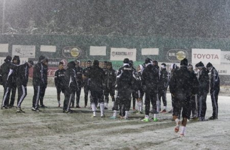 Beşiktaş, kar altında çalıştı ve kampa girdi