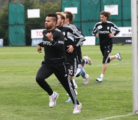 Beşiktaş, Medical Park Antalyaspor maçının hazırlıklarına ara vermeden başladı