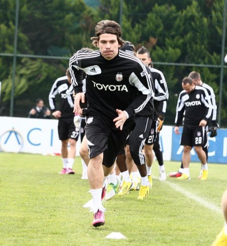 Beşiktaş, önce çalıştı ardından da 22 kişilik kadro ile Trabzon'a gitti