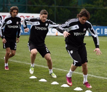 Beşiktaş, önce çalıştı ardından da 22 kişilik kadro ile Trabzon'a gitti