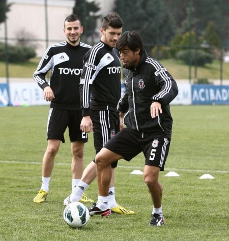 Beşiktaş, önce çalıştı ardından da 22 kişilik kadro ile Trabzon'a gitti