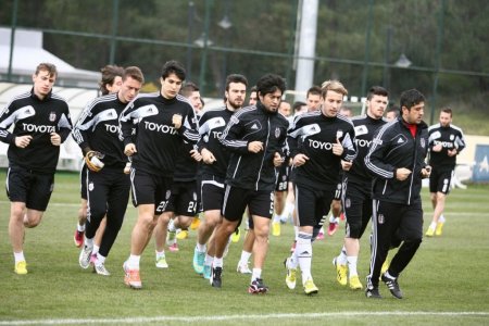 Beşiktaş, önce çalıştı ardından da 22 kişilik kadro ile Trabzon'a gitti