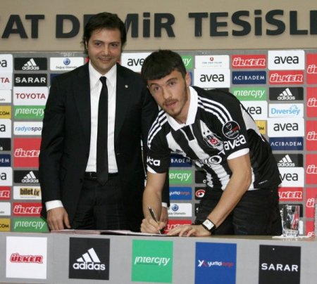 Beşiktaş, yeni transferlerine resmi imzayı attırdı