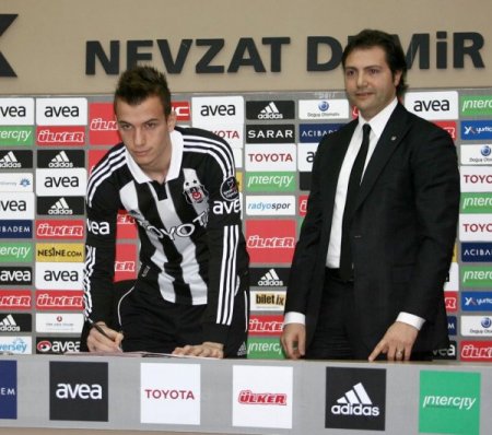 Beşiktaş, yeni transferlerine resmi imzayı attırdı