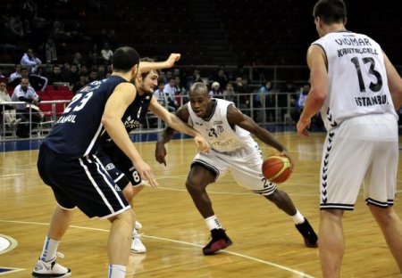 Beşiktaş: 67 - Anadolu Efes: 74