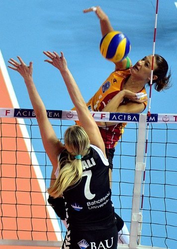 Beşiktaş Bahçeşehir Üniversitesi'ni 3-0 yenen Galatasaray Daikin yarı finalde