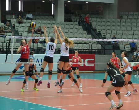 Beşiktaş Bahçeşehir Üniversitesi’ni 3-1 yenen Vakıfbank dolu dizgin