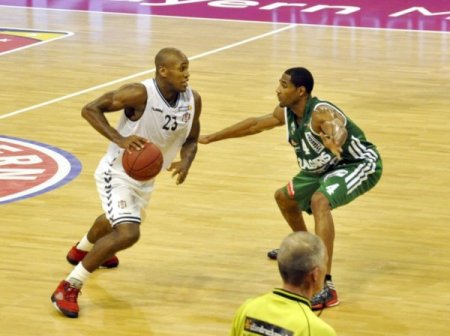 Beşiktaş BEKO Cup ilk maçında fark attı, finale çıktı