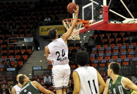 Beşiktaş BEKO Cup ilk maçında fark attı, finale çıktı