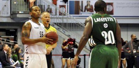 Beşiktaş BEKO Cup ilk maçında fark attı, finale çıktı