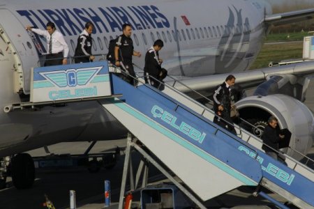 Beşiktaş kafilesi Samsun'da çiçeklerle karşılandı