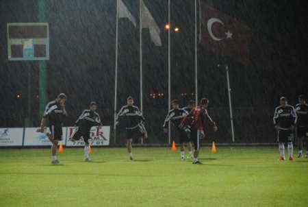 Beşiktaş Manavgat'ta yağmurlu havaya aldırış etmeden antrenman yaptı