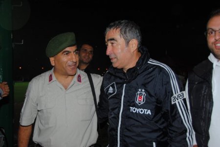 Beşiktaş taraftarından futbolculara yoğun ilgi