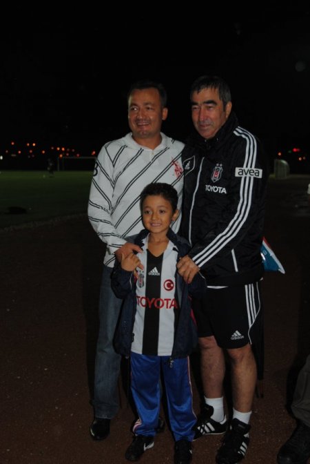 Beşiktaş taraftarından futbolculara yoğun ilgi