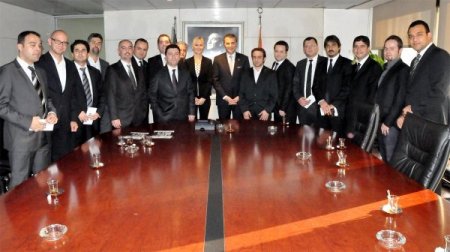 Beşiktaş'ın yeni kongre üyeleri, üye kartlarını Fikret Orman'ın elinden aldı