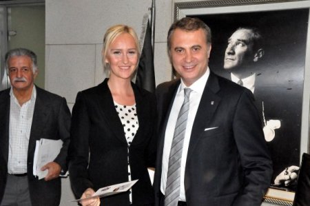 Beşiktaş'ın yeni kongre üyeleri, üye kartlarını Fikret Orman'ın elinden aldı