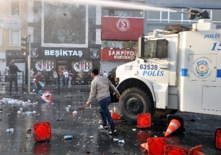 Beşiktaşlılar Başbakan'ın ofisine saldırıyor