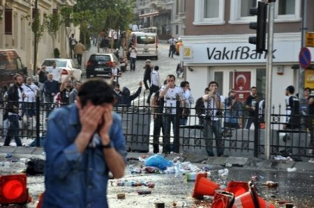 Beşiktaşlılar Başbakan'ın ofisine saldırıyor