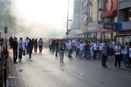 Beşiktaşlılar Başbakan'ın ofisine saldırıyor