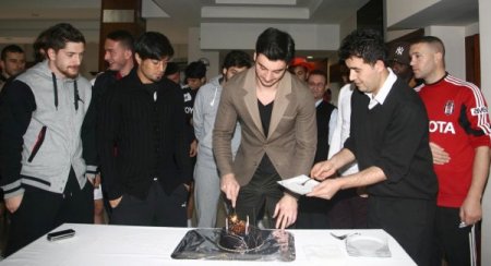 Beşiktaş'ta Cenk Gönen’e doğum günü pastası