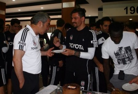 Beşiktaş'ta Ersan Adem Gülüm’e doğum günü kutlaması