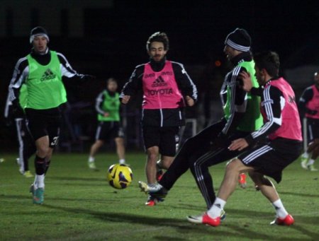 Beşiktaş'ta Fernandes ve yeni transfer Gökhan Süzen takımla birlikte çalıştı