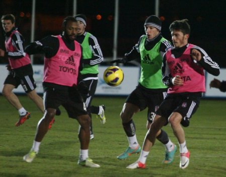 Beşiktaş'ta Fernandes ve yeni transfer Gökhan Süzen takımla birlikte çalıştı