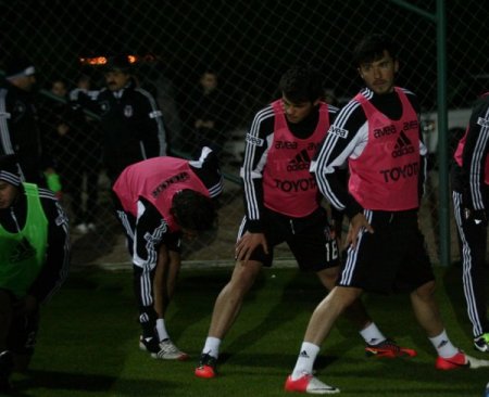 Beşiktaş'ta Fernandes ve yeni transfer Gökhan Süzen takımla birlikte çalıştı