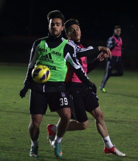 Beşiktaş'ta Fernandes ve yeni transfer Gökhan Süzen takımla birlikte çalıştı