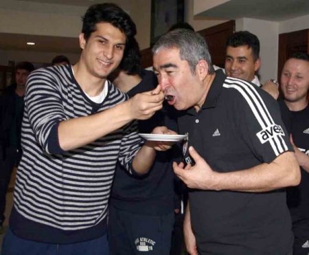 Beşiktaş'ta Necip Uysal’a sürpriz doğum günü