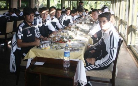 Beşiktaş'ta oyuncular Antalya’da birlik beraberlik yemeği yedi