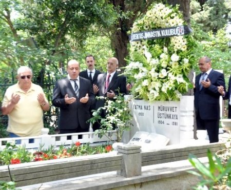 Beşiktaş'ta Üstünkaya mezarı başında anıldı