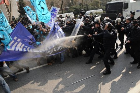 Beşiktaş'ta Yol Kapatan Öğrencilere Polis Müdahale Etti