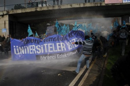 Beşiktaş'ta Yol Kapatan Öğrencilere Polis Müdahale Etti