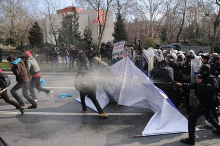 Beşiktaş'ta Yol Kapatan Öğrencilere Polis Müdahale Etti