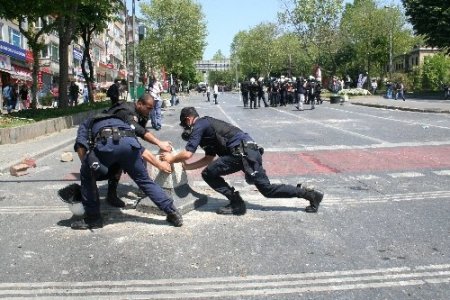 Beşiktaş’ta yollar taş ve cam parçaları ile doldu