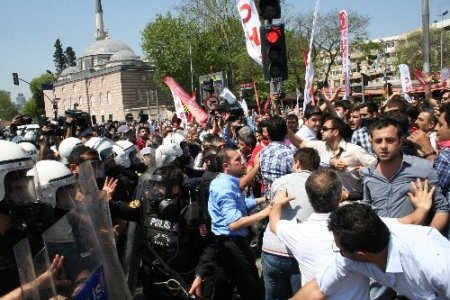 Beşiktaş’ta yollar taş ve cam parçaları ile doldu