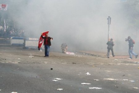 Beşiktaş’ta yollar taş ve cam parçaları ile doldu