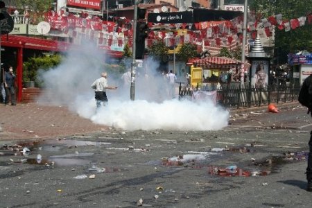 Beşiktaş’ta yollar taş ve cam parçaları ile doldu