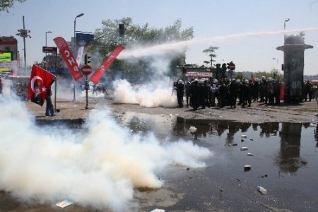 Beşiktaş’ta yollar taş ve cam parçaları ile doldu