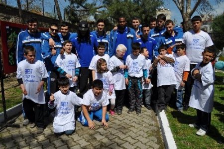 BEST'li oyuncular otistik çocukların resim sergisini gezdi