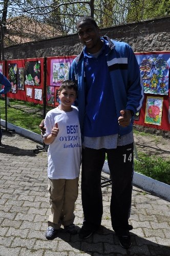 BEST'li oyuncular otistik çocukların resim sergisini gezdi