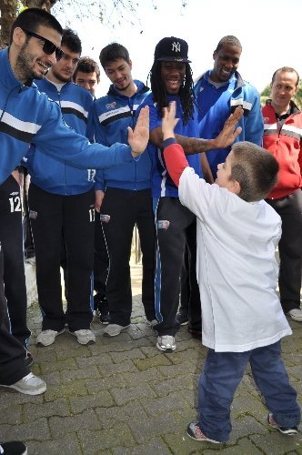 BEST'li oyuncular otistik çocukların resim sergisini gezdi