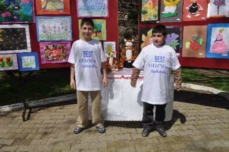 BEST'li oyuncular otistik çocukların resim sergisini gezdi
