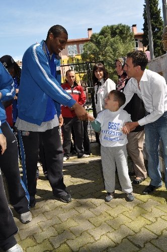 BEST'li oyuncular otistik çocukların resim sergisini gezdi