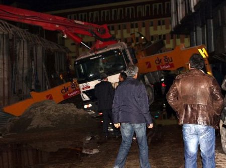 Beton Dökme Aracı İnşaatın Üzerine Devrildi 7 İşçi Yaralandı