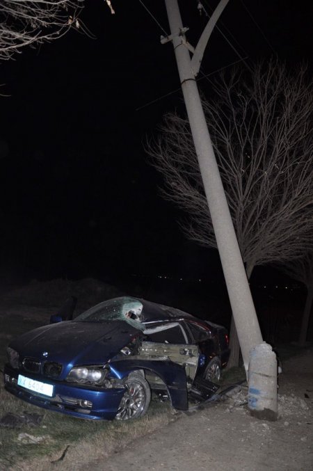 Beton Elektrik Direğine Çarpan Sürücü Yaralandı