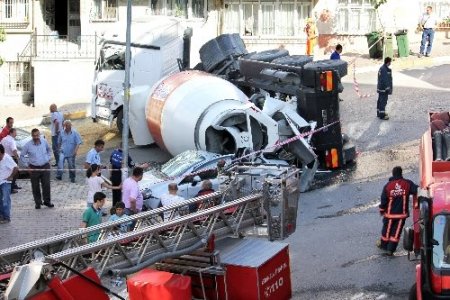 Beton mikseri iki aracın üstüne devrildi