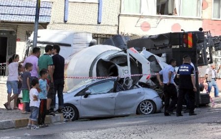 Beton mikseri iki aracın üstüne devrildi